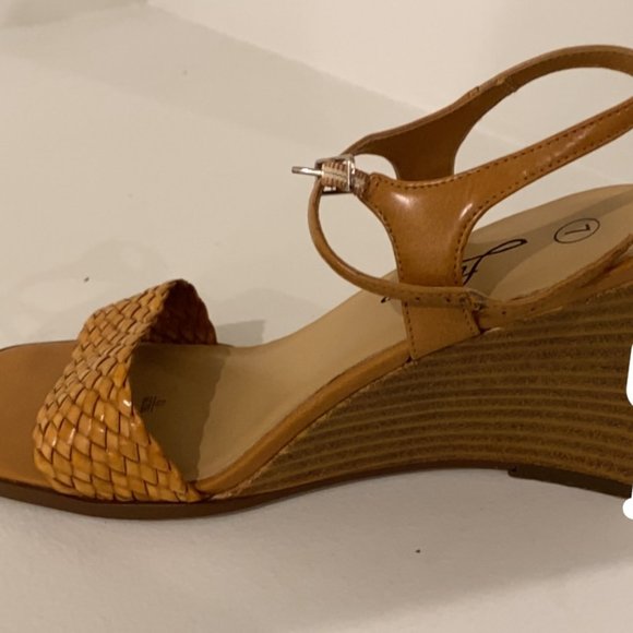 Fioni Womens Camel Wvn Vamp Wedge Size 7 - Picture 10 of 10